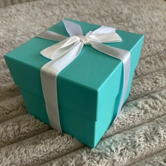 Tiffany gift box w/ bow - Picture 1 of 3
